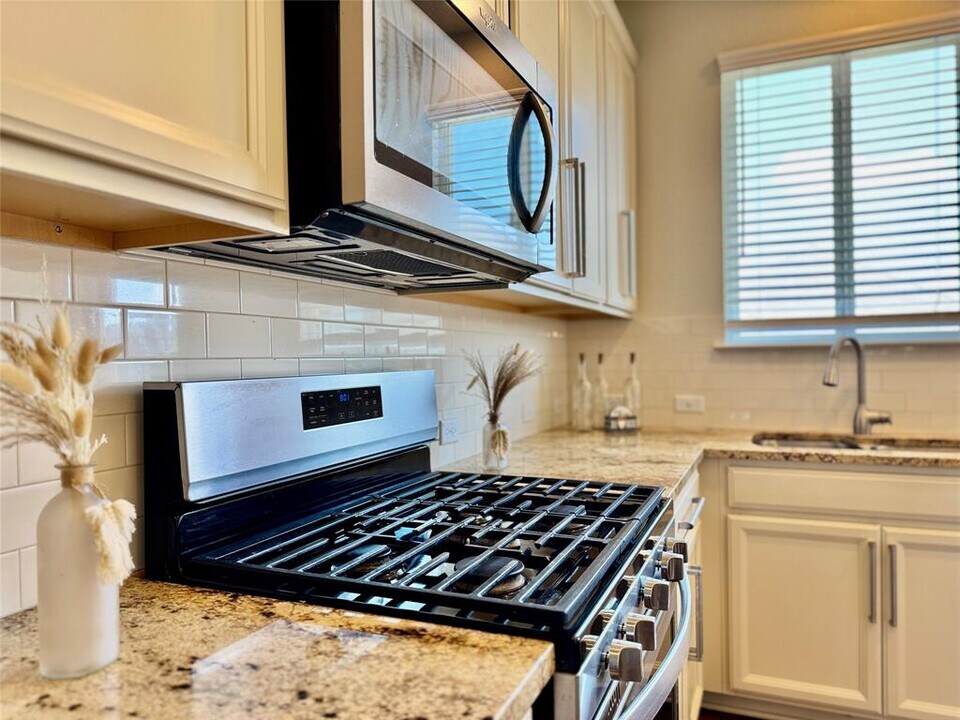 717 Bayberry Cir in Mustang Ridge, TX - Building Photo