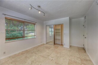530 NE 15th Ct, Unit 6 in Fort Lauderdale, FL - Building Photo - Building Photo