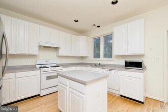 5236 Ballycastle Cir in Alexandria, VA - Building Photo - Building Photo