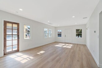 744 Gladys Ave in Long Beach, CA - Foto de edificio - Building Photo