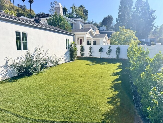 11836 Laurelwood Dr in Los Angeles, CA - Building Photo - Building Photo
