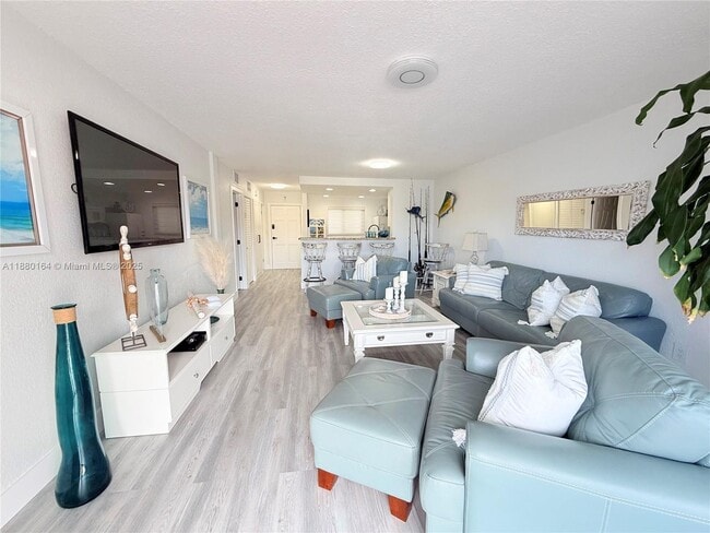 4000 NE 170th St in North Miami Beach, FL - Foto de edificio - Building Photo