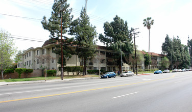 Woodman Manor Apartments in Van Nuys, CA - Building Photo - Building Photo