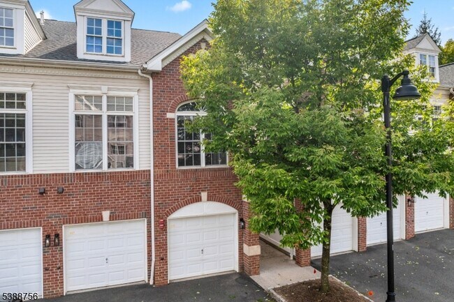 408 Donato Cir in Scotch Plains, NJ - Building Photo - Building Photo