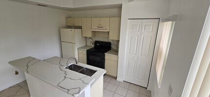 4942 Leeward Ln in Dania Beach, FL - Building Photo - Building Photo