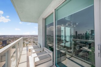 1900 N Bayshore Dr in Miami, FL - Building Photo - Building Photo