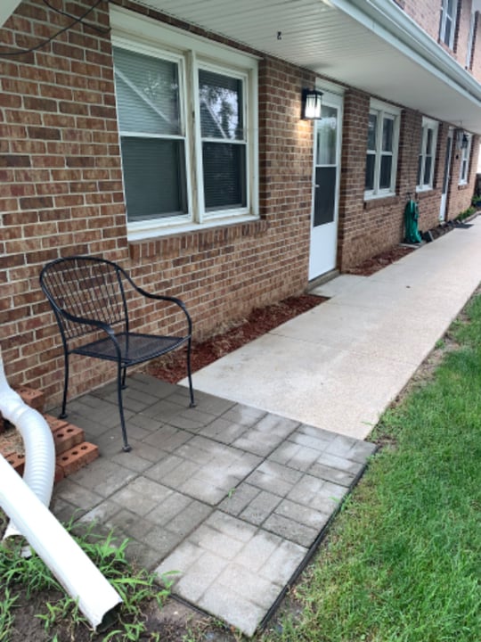 210 N 4th St in Springfield, NE - Foto de edificio