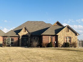 1004 Waverly Way in Elgin, OK - Building Photo