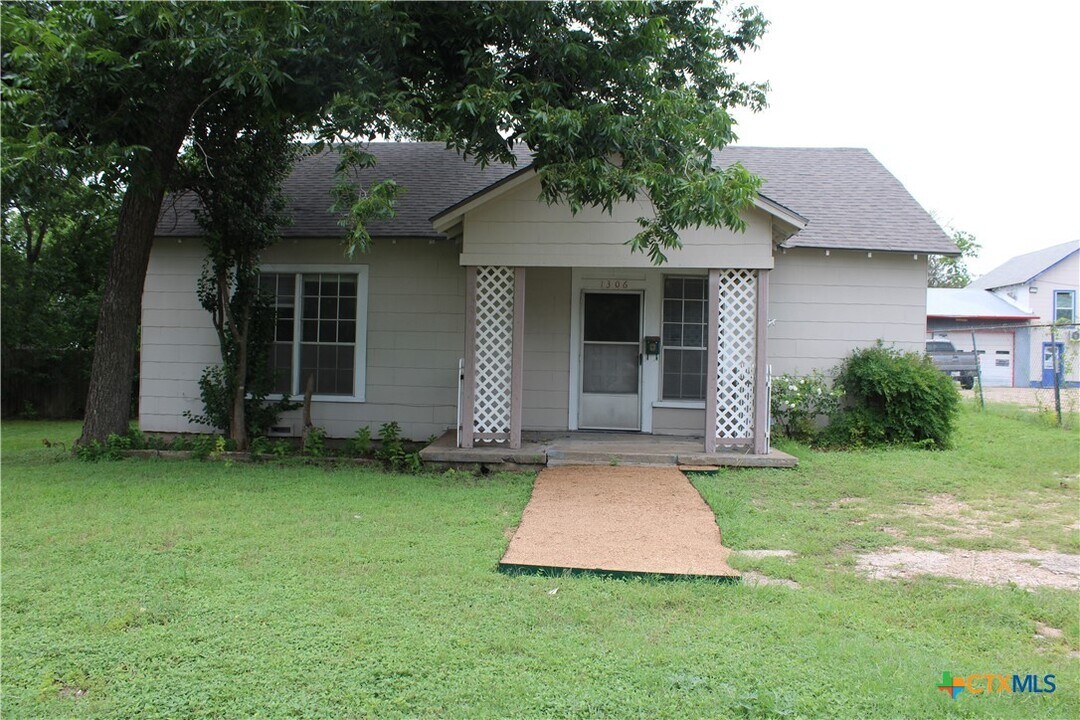 1306 S 45th St in Temple, TX - Building Photo