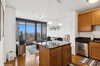 225 N Columbus Dr in Chicago, IL - Building Photo - Building Photo
