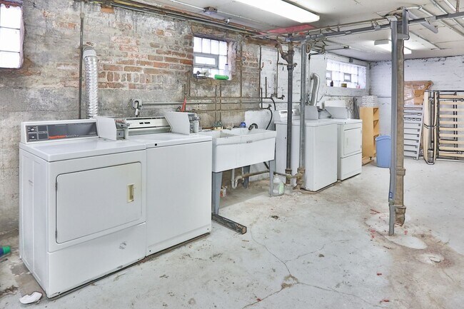 property at 2221 W Le Moyne St