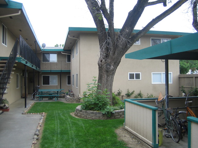 Camellia Apartments in Davis, CA - Foto de edificio - Building Photo