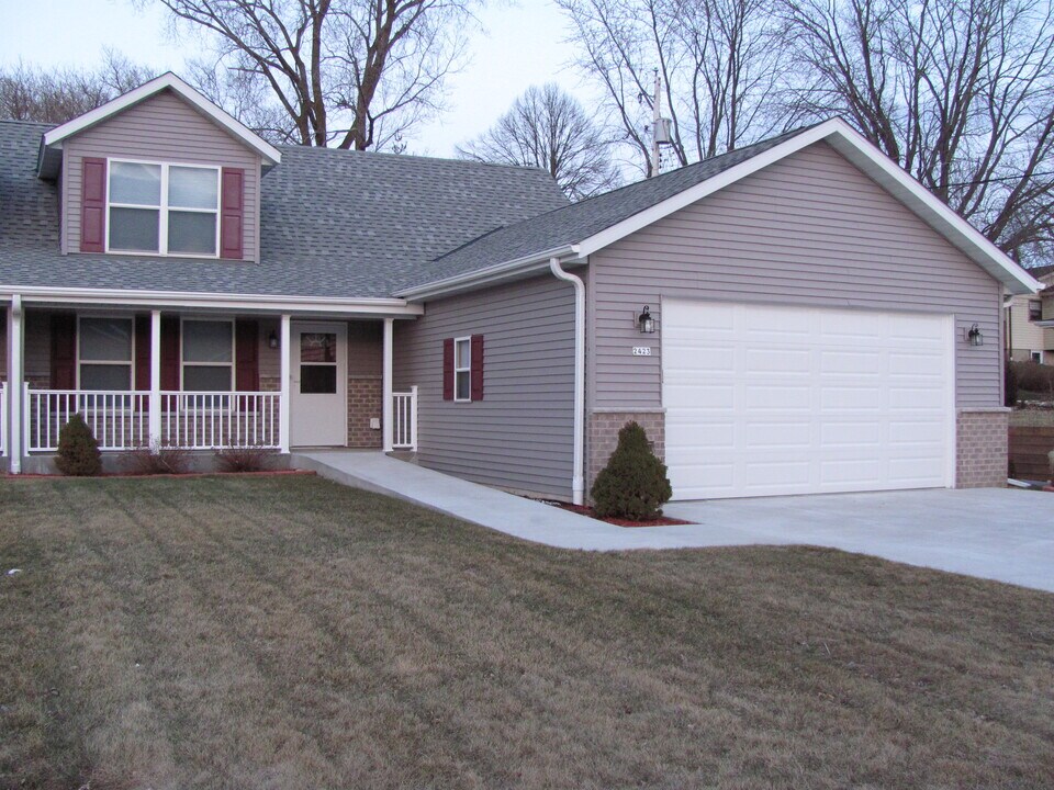 2423 Parkfield Dr in West Bend, WI - Building Photo
