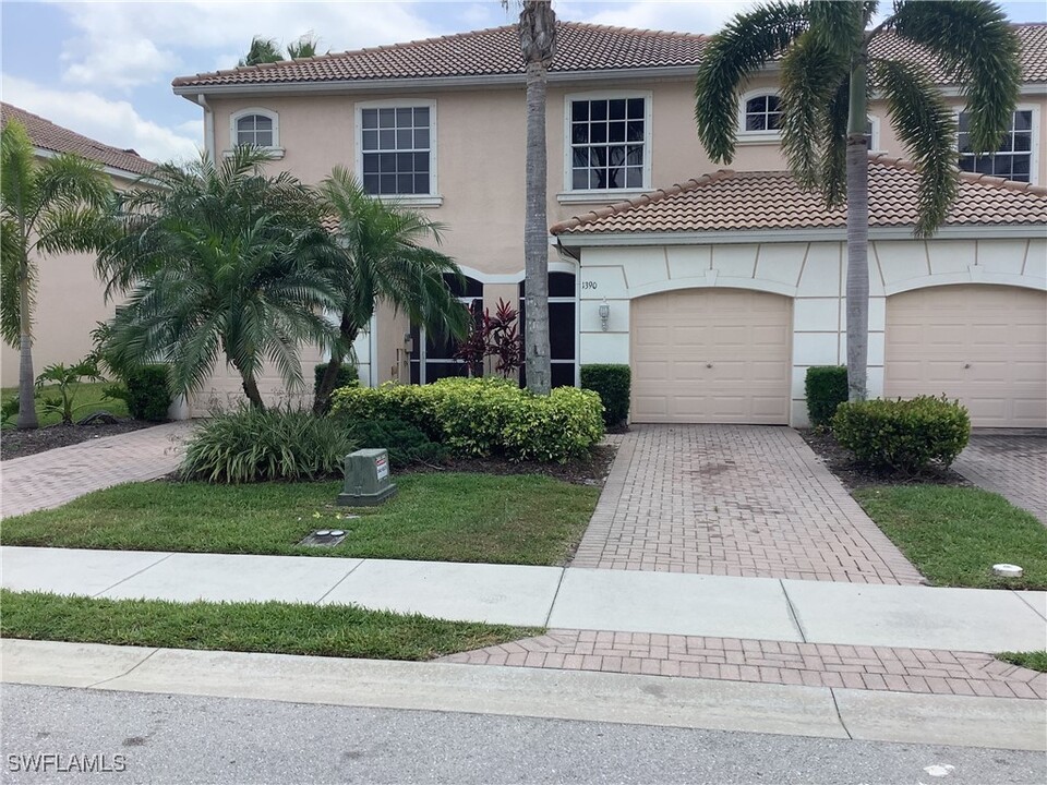 1390 Weeping Willow Ct in Cape Coral, FL - Building Photo