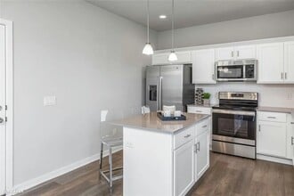 16606 Mill Pond Dr in Urbandale, IA - Building Photo - Building Photo