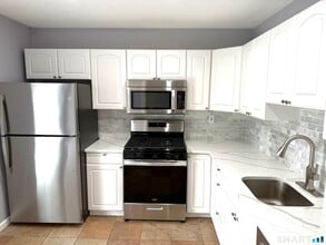 9 Watch Hill Cir in Cromwell, CT - Building Photo - Building Photo