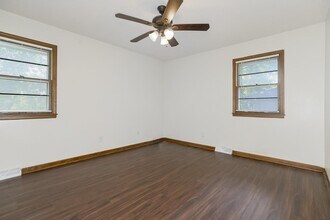 300 SE Chicago St in Blue Springs, MO - Building Photo - Building Photo