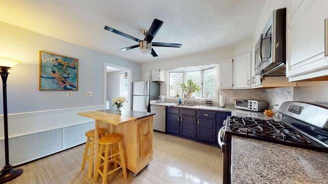 54 Sheridan Ave, Unit 2R in Medford, MA - Foto de edificio - Building Photo