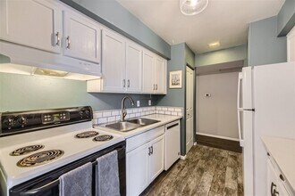 3323 S Monaco St Pkwy in Denver, CO - Building Photo - Building Photo
