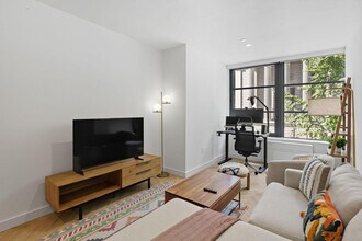 980 6th Ave in New York, NY - Building Photo - Building Photo