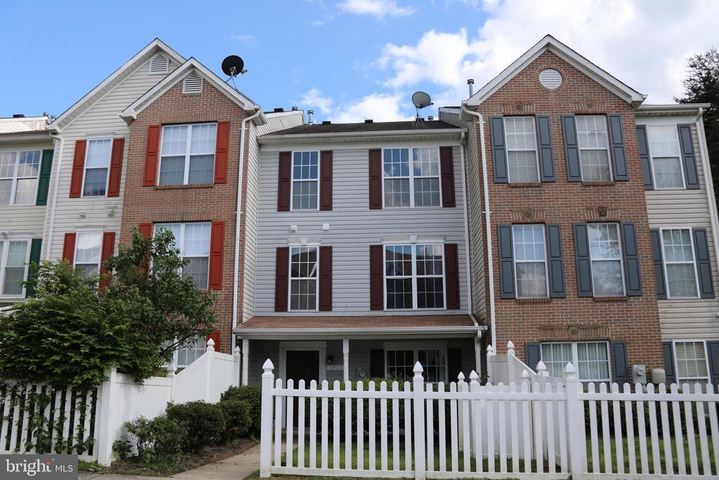1822 Triple Feather Rd in Severn, MD - Foto de edificio