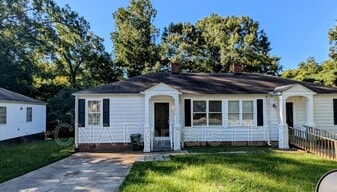 370 Roosevelt Cir NE in Marietta, GA - Building Photo