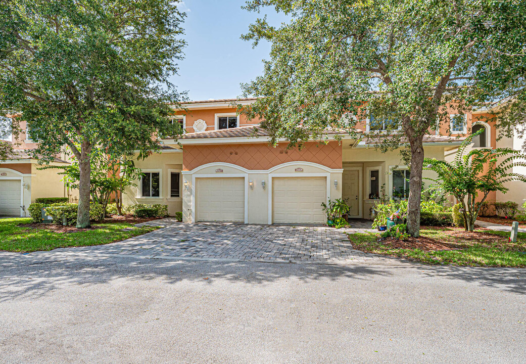 2577 Langrove Ln SW in Vero Beach, FL - Foto de edificio