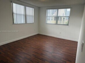 8333 Lake Dr in Doral, FL - Building Photo - Building Photo