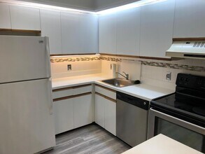 1100 Duncan Cir, Unit 202 in Palm Beach Gardens, FL - Foto de edificio - Building Photo