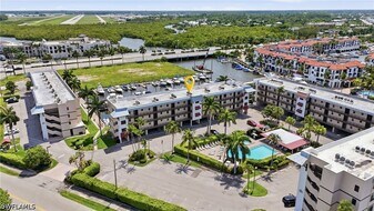 803 River Point Dr in Naples, FL - Building Photo