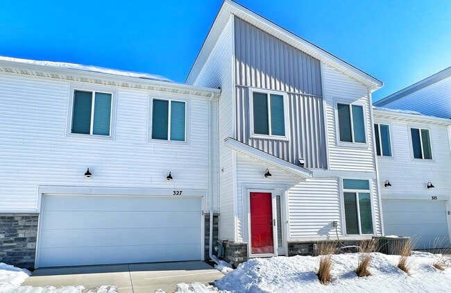 327 NE Otter Dr in Waukee, IA - Building Photo - Building Photo