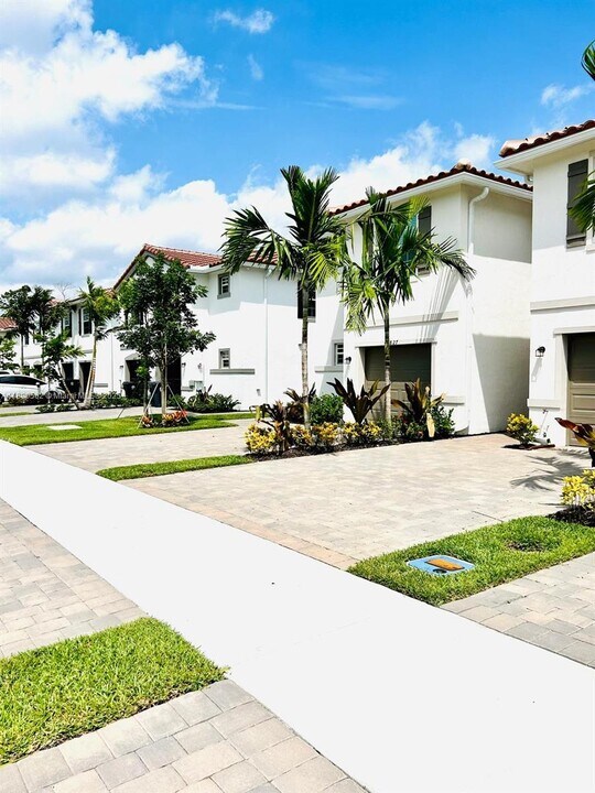 6823 Broadwater Ln in Greenacres, FL - Building Photo