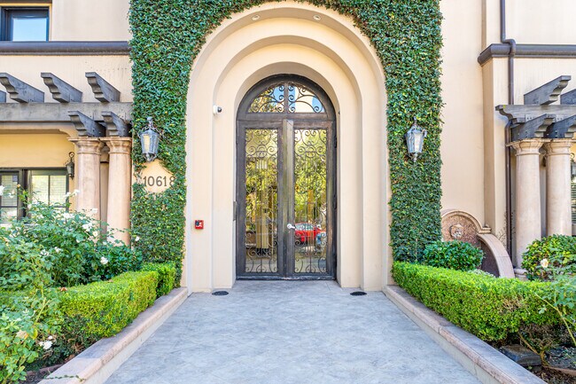 10618 Woodbridge St in Studio City, CA - Building Photo - Building Photo