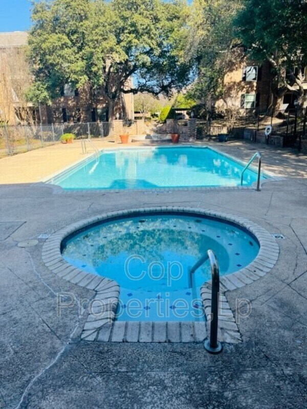 1819 Babcock Rd in San Antonio, TX - Building Photo - Building Photo