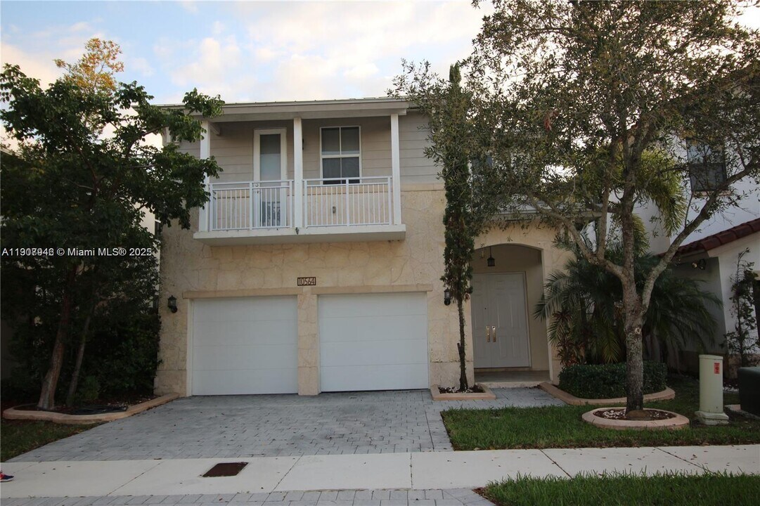 10564 NW 70th Ln in Doral, FL - Building Photo