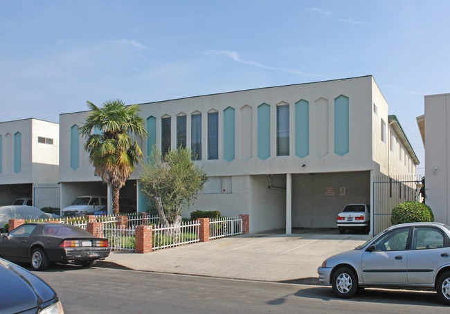 LUXURY LIVING AT AN AFFORDABLE PRICE in Los Angeles, CA - Foto de edificio - Building Photo