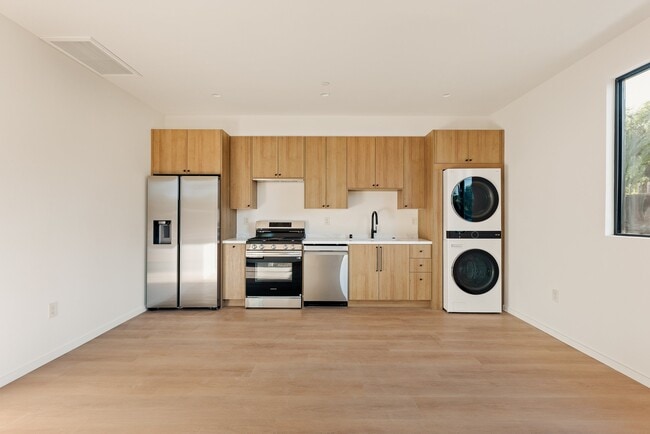 17852 Saticoy St in Los Angeles, CA - Building Photo - Building Photo