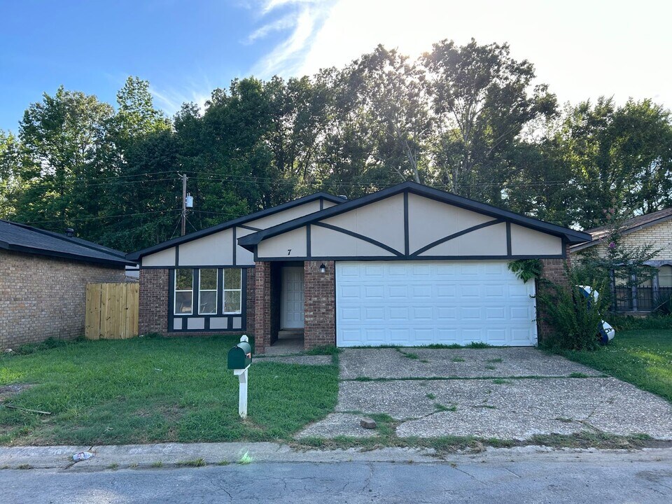 7 Seville Dr in Sherwood, AR - Building Photo