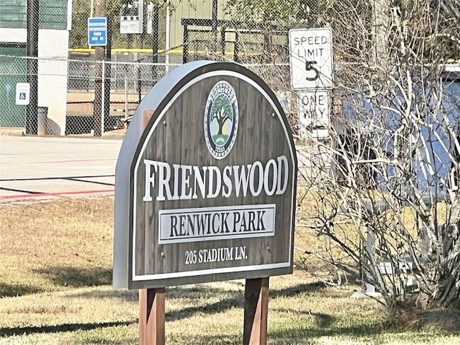 303 Brigadoon Ln in Friendswood, TX - Foto de edificio - Building Photo