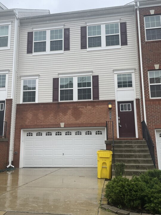 1527 Witchhazel Cir in Gambrills, MD - Building Photo