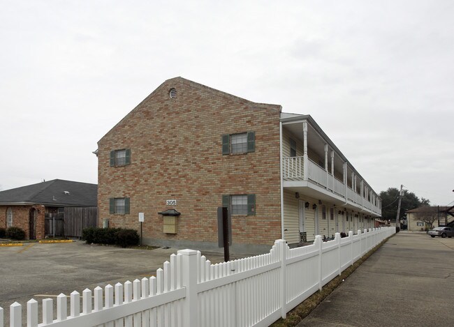 305 W Esplanade Ave in Metairie, LA - Building Photo - Building Photo