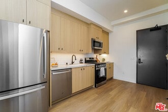 611 N Virgil Ave in Los Angeles, CA - Building Photo - Building Photo