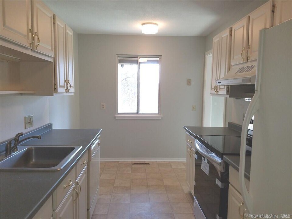 189 Heritage Vlg in Southbury, CT - Building Photo