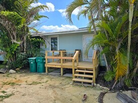 110 Freesia St, Unit Redfish Room Unit 6 in Everglades City, FL - Building Photo