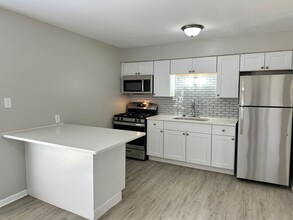 1721 E Roosevelt Rd in Wheaton, IL - Building Photo - Building Photo