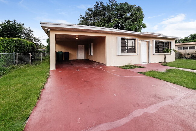 16401 NW 21st Ave in Opa Locka, FL - Foto de edificio - Building Photo