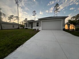 4327 Kinlock St in North Port, FL - Building Photo