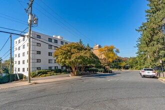 Adams House Condominium in Arlington, VA - Foto de edificio - Building Photo