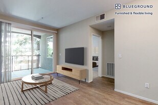 121 Roble Rd, Unit FL3-ID10905A in Walnut Creek, CA - Building Photo