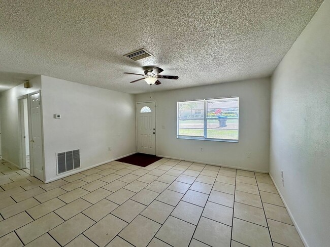 633 W Ella J Gilmore St in Apopka, FL - Building Photo - Building Photo